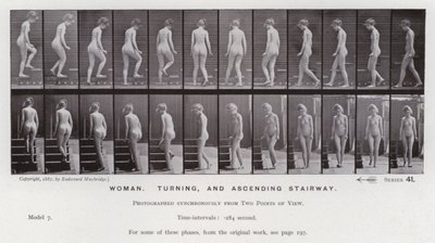 Lidská postava v pohybu: Žena, otáčející se a stoupající schodiště (černobílá fotografie) od Eadweard Muybridge