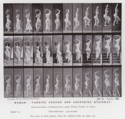 Lidská postava v pohybu: Žena, otáčející se a stoupající po schodech (č/b foto) od Eadweard Muybridge