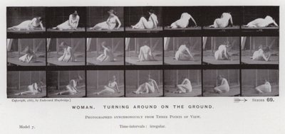Lidská postava v pohybu: Žena, točící se na zemi (č/b foto) od Eadweard Muybridge