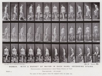 Lidská postava v pohybu: Žena s kbelíkem vody v každé ruce, stoupá po schodech od Eadweard Muybridge
