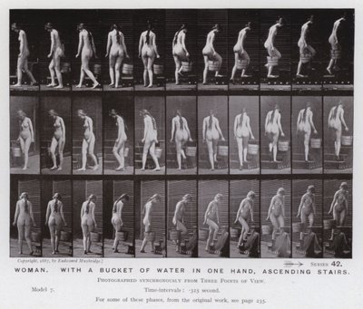 Lidská postava v pohybu: Žena s kbelíkem vody v jedné ruce, stoupá po schodech (černobílá fotografie) od Eadweard Muybridge