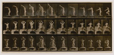 Žena, která si nalévá vodu na hlavu, z knihy Animal Locomotion (Pohyb zvířat) od Eadweard Muybridge
