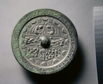 Zrcadlo s božstvy a králi ve třech částech obklopených kruhy čtverců a půlkruhů (bronz) od Eastern Han Dynasty Chinese School