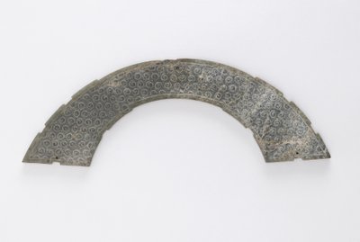 Tenká plaketa vyříznutá do oblouku kruhu, typu huang, Changsha, provincie Hunan, 4.–3. století př. n. l. (nefrit) od Eastern Zhou Dynasty Chinese School