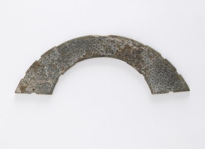 Tenká plaketa vyříznutá do oblouku kruhu, typu huang, Changsha, provincie Hunan, 4.–3. století př. n. l. (nefrit) od Eastern Zhou Dynasty Chinese School