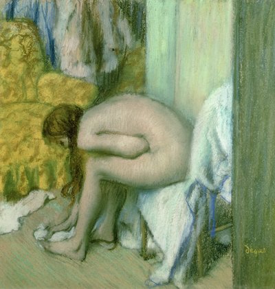 Po koupeli si žena suší levou nohu od Edgar Degas