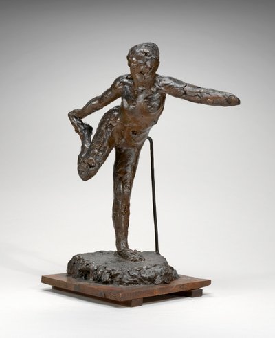 Tanečnice držící pravou nohu v pravé ruce, kolem 1900-1911 (hnědý vosk a plastilín) od Edgar Degas