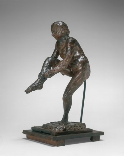 Tanečnice si nasazuje punčošku od Edgar Degas