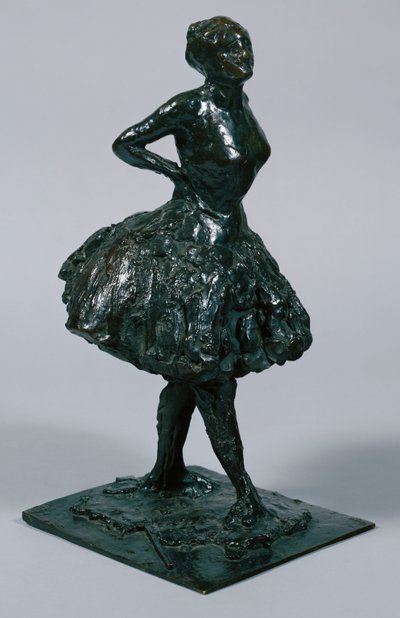 Tanečnice v neformálním oblečení, ruce v bok, pravá noha vpředu, odlitek cca 1919-21 od Edgar Degas