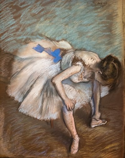 Sedící tanečnice masíruje nohu. 1881-1883. Pastel na hnědém papíru lepí na karton. od Edgar Degas