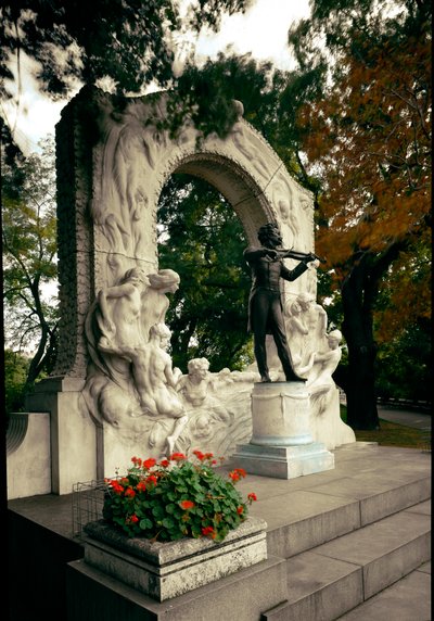 Památník na poctu rakouskému skladateli a dirigentovi Johannu Straussovi II (nebo synovi Johanna Strausse nebo mladému Johannu Sebastianovi Straussovi) (1825-1899). Socha Edmunda von Hellmera (1850-1935). 1921. Vídeň, Stadtpark, Rakousko od Edmund Ritter von Hellmer
