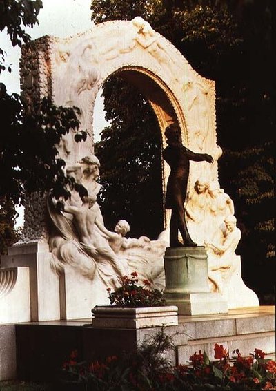 Památník rakouského skladatele Johanna Strausse mladšího od Edmund Ritter von Hellmer