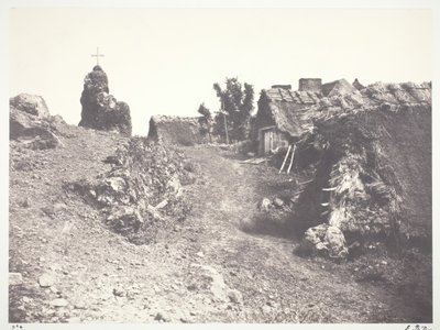 Doškové chaloupky v Auvergne, s Kalvárií, 1852, vytištěno 1978. od Édouard Baldus