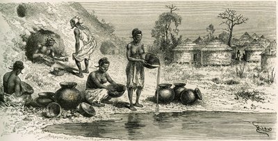 Ženy ve vesnici Koumakhana perou zlato, v pozadí muži hledají zlato v podzemních štolách. Rytina Riou pro ilustraci příběhu „Exploration du Haut-Niger (Haut-Niger)“ (dnešní Mali) od velitele Josepha Gallieniho (1849-1916) od Edouard Riou