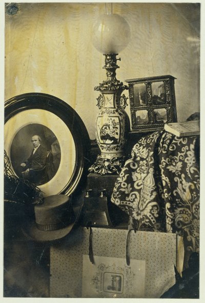 Zátiší s fotografickým portrétem Assera, stereoskopem a portfoliem od Eduard Isaac Asser