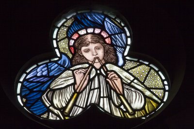 Wilden, All Saints, Morris & Co., Edward Burne-Jones, John Henry Dearle (1859-1932), Andělé foukající dvojité trubky, Angel Musicians, 1902-1914, Louisa, Alfred, The Baldwins, předseda vlády, metodista, W. od Edward Coley and Dearle Burne Jones