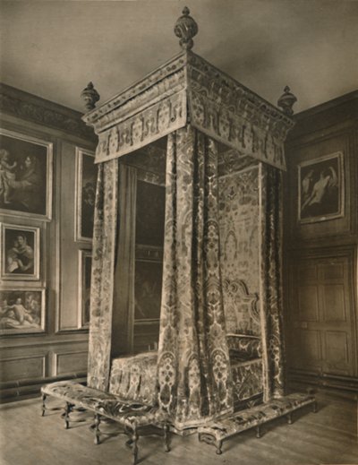 „Státní postel královny Anny v karmínovém a zlatém sametu“, 1927 od Edward F Strange