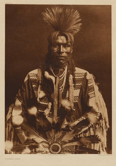 [Muž z kmene Piikani v tradičním oděvu] od Edward S. Curtis
