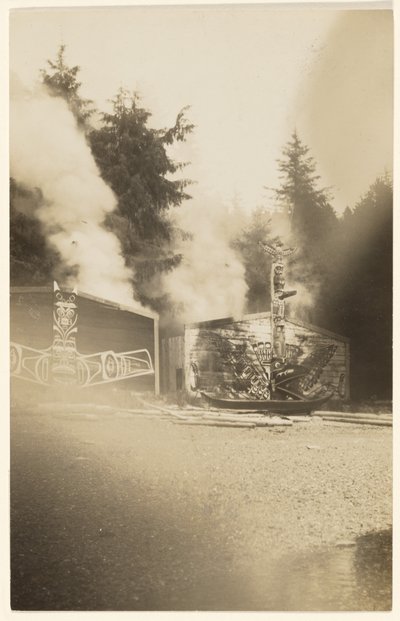 [Když se žhavé plameny vznesly výš, zbarvily do karmínova moře, které se vlnilo na úpatí přízračného lesa.] od Edward S. Curtis