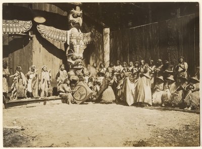 [U stěn se tísnil pestrý dav válečníků a jejich žen] od Edward S. Curtis