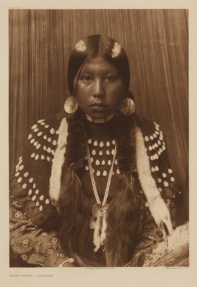 Dusty Dress - Kalispel od Edward S. Curtis