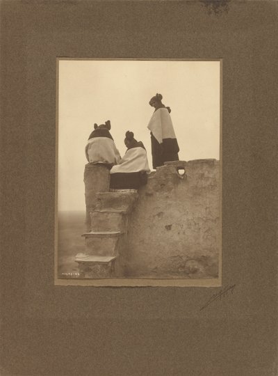 [Hopiové, sledující tanečníky] od Edward S. Curtis