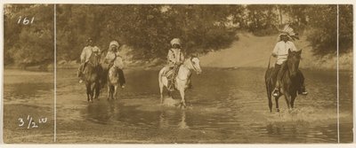 [Jezdci v proudu] od Edward S. Curtis
