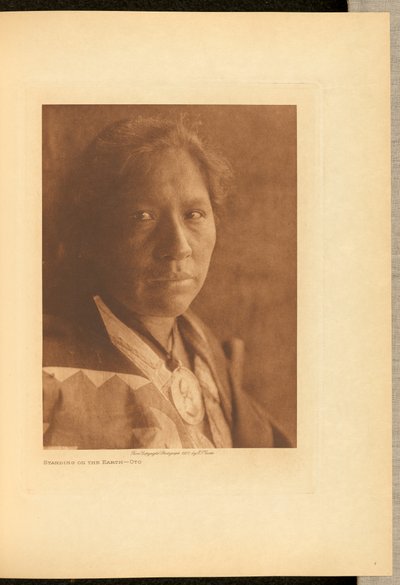 Stojí na zemi - Oto od Edward S. Curtis