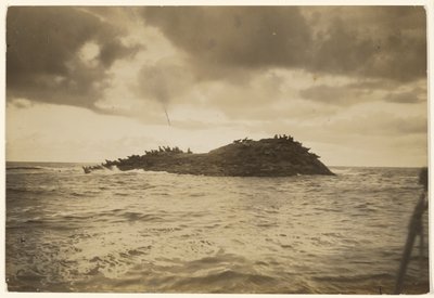 [Ke skalnatým, příbojem bičovaným ostrůvkům mě dovezla má kánoe] od Edward S. Curtis