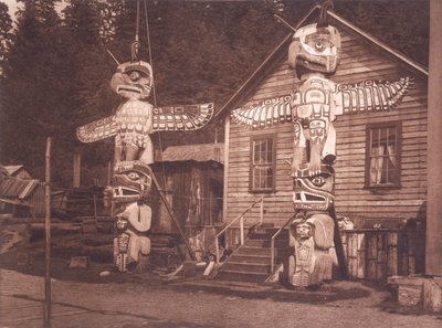 Carved Posts v Alert Bay, Britská Kolumbie od Edward Sheriff (after) Curtis