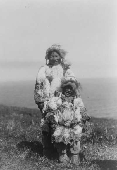Malé dítě a starší Eskymák v bundě z kachní kůže, ostrov Nunivak, Aljaška, cca 1929 (černobílá fotografie) od Edward Sheriff Curtis
