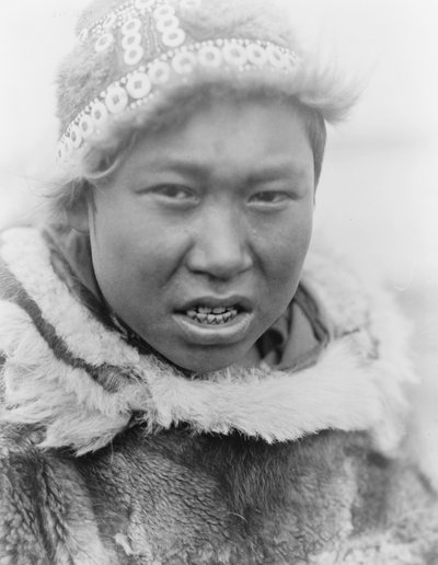 Eskymácký mladík z Hooper Bay na Aljašce, kolem roku 1929 (černobílá fotografie) od Edward Sheriff Curtis
