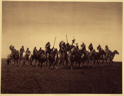 Brate válečná party. Skupina Sioux Brules přehrává nájezd proti nepříteli. Fotografie převzata ze svazku 3 encyklopedie Edwarda S. Curtise (1868-1952) o severoamerických indiánech, s předmluvou Theodora Roosevelta. V letech 1907 až 1930 vyšlo 20 svazků od Edward Sheriff Curtis
