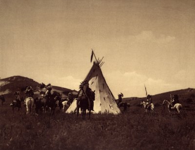 Camp Sioux. Bylo zvykem, že válečníci jezdili v kruhu kolem týpí svého vůdce, než se vydali na nepřátelský nájezd. Fotografie převzata ze svazku 3 encyklopedie Edwarda S. Curtise (1868-1952) o severoamerických indiánech, s předmluvou Theodora Roose od Edward Sheriff Curtis