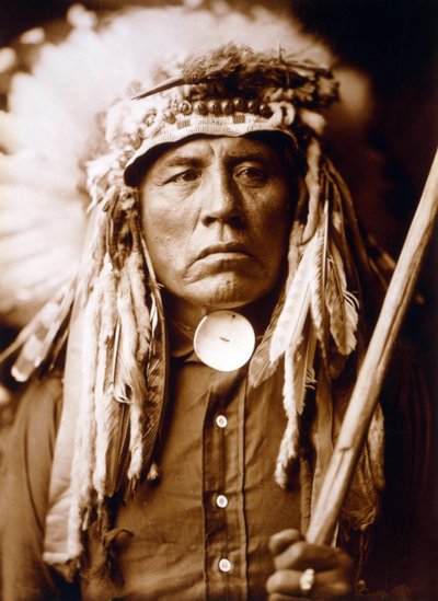 Curley, muž z Apsaroke, s čelenkou, c. 1905, foto Edward S. Curtis od Edward Sheriff Curtis