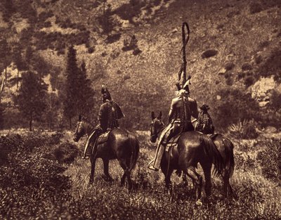V černém Canonu. Apsarokeové, aniž by byli výhradně horskými obyvateli, vždy milovali kopce, preferovali monotónní louky... stín lesů a čisté řeky. Fotografie ilustruje zvyk nosit čelenku za hlavou nebo za hanu od Edward Sheriff Curtis