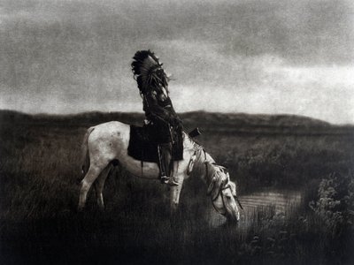 Indiánský válečník jezdící v pláni od Edward Sheriff Curtis