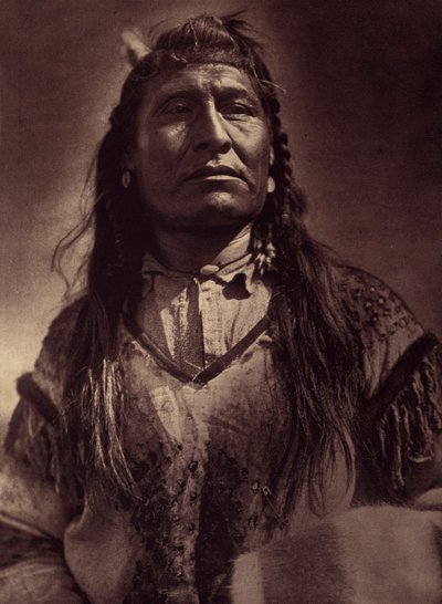 Nová truhla, indický Piegan. Fotografie převzata ze svazku 6 encyklopedie vydané Edwardem S. Curtisem (1868-1952) o Indiánech Severní Ameriky, s předmluvou Theodora Roosevelta. V letech 1907 až 1930 vyšlo 20 svazků. od Edward Sheriff Curtis
