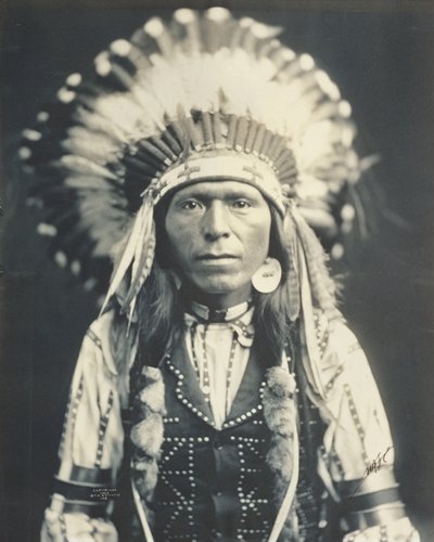 Red Thunder, Nez Perce (synovec náčelníka Josepha) od Edward Sheriff Curtis
