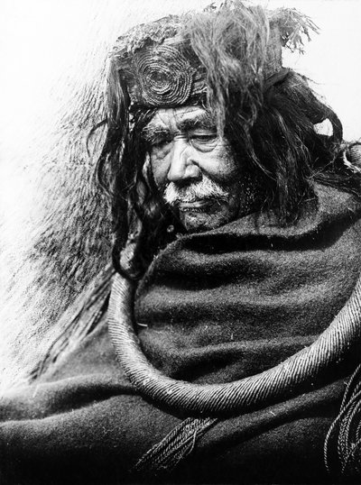 Hamatsa, Nakoaktok c. 1910 Polodlouhý portrét muže Nakoaktoka, obráceného doleva, s obřadní smyčkou z cedrového kořene. od Edward Sheriff Curtis