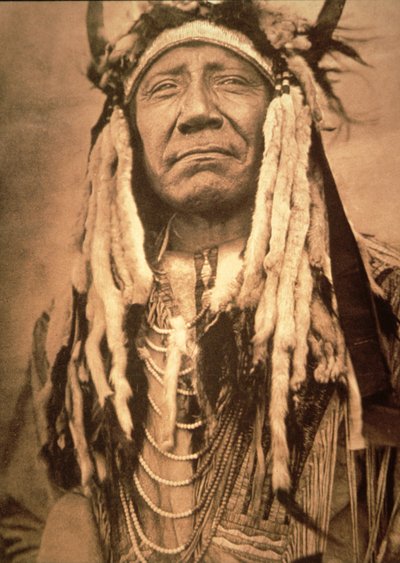 „Dva měsíce“ (černobílá fotografie) od Edward Sheriff Curtis