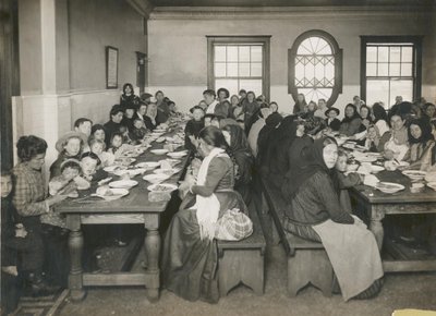 Imigranti podávali jídlo zdarma na Ellis Island, kolem roku 1906 (černobílá fotografie) od Edwin Levick