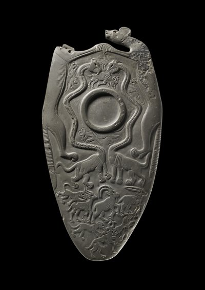Obřadní paleta se zásobníkem na roztírání barvy na oči, obklopená vyřezávanými zvířaty, z hlavního naleziště, Hierakonpolis, Egypt, asi 3000 př. n. l. (břidlice) od Egyptian