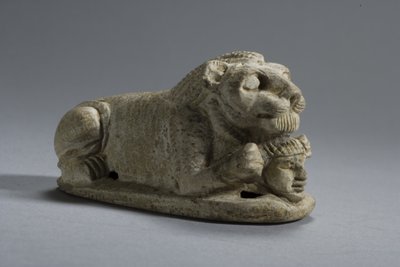 Víko ležícího lva svírajícího hlavu, Napata-Meroe, horní Núbie (steatit) od Egyptian