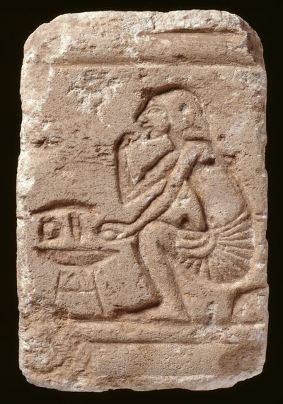 Reliéf muže sedícího vedle stolu, období Amarna (vápenec) od Egyptian