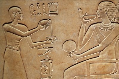 Královna Kawit na toaletě, ze sarkofágu královny Kawit, nalezeného v Deir el-Bahri, Říše středu, cca 2061-2010 př.n.l. od Egyptian 11th Dynasty