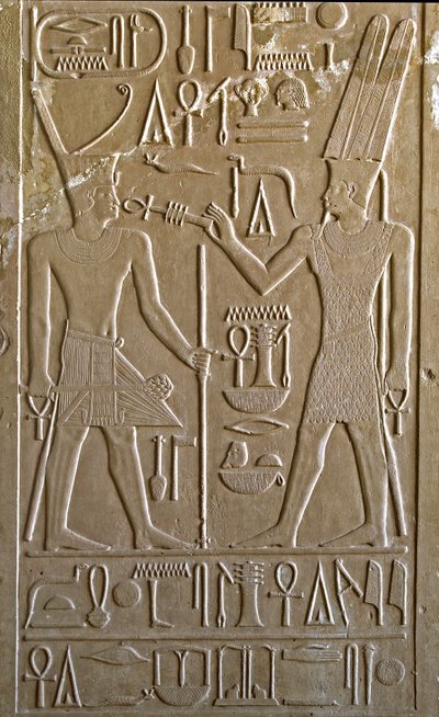 Egyptský starověk: hieroglyf zobrazující Sesostris I. přebírající z rukou Amona RA symboly života a zdraví - bílá kaple faraona Sesostris I. (1962-1928 př. n. l.) 12. dynastie, svatyně postavená k poctě bohu Amonovi - muzeum pod širým nebem Ka od Egyptian 12th Dynasty