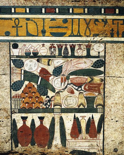 Omítnutý, malovaný detail dřevěné desky s hromadou pohřebních darů ze sarkofágu z Ibi od Egyptian 17th Dynasty