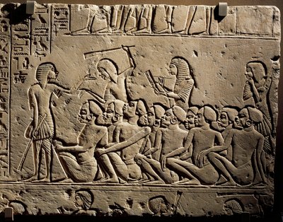 Skupina negroidních vězňů obklopená strážemi ozbrojenými holemi, zatímco písař sepisuje zprávu, reliéf z Horemhebovy hrobky v Sakkáře. od Egyptian 18th Dynasty