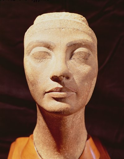 Královská hlava, možná Nefertiti, z Memphisu, Nová říše (křemenec) (viz také 158683) od Egyptian 18th Dynasty